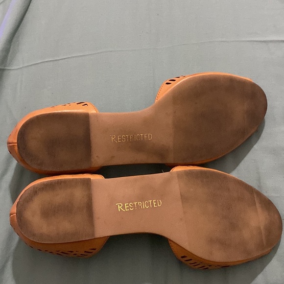 Restricted flat leather sandals in good condition - Picture 6 of 6